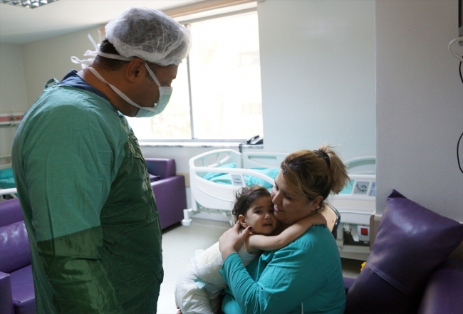 2 yaşındaki bebek hava ambulansıyla hayata tutundu